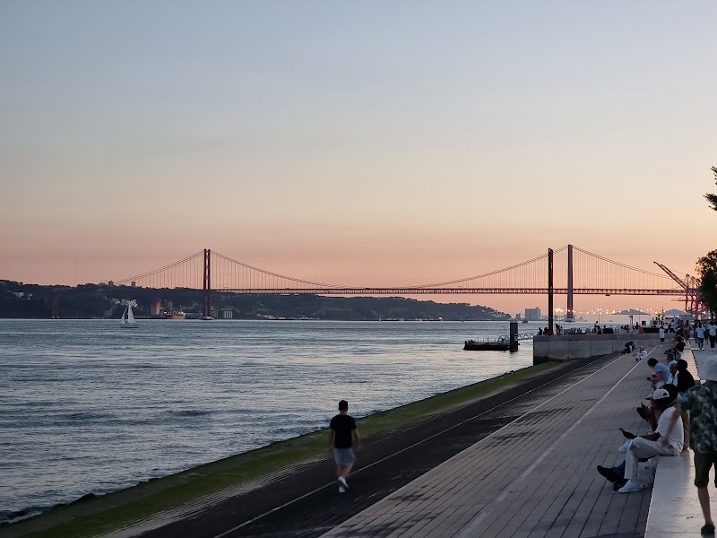 Avenida Ribeira das Naus